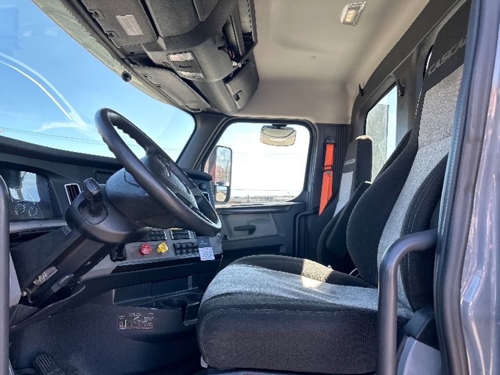 Day Cab Tractor-Heavy Duty Tractors-Freightliner-2022-T12664ST-Londonderry-NH-234,221\n\t\tmiles-$ 88,250 - Image 10