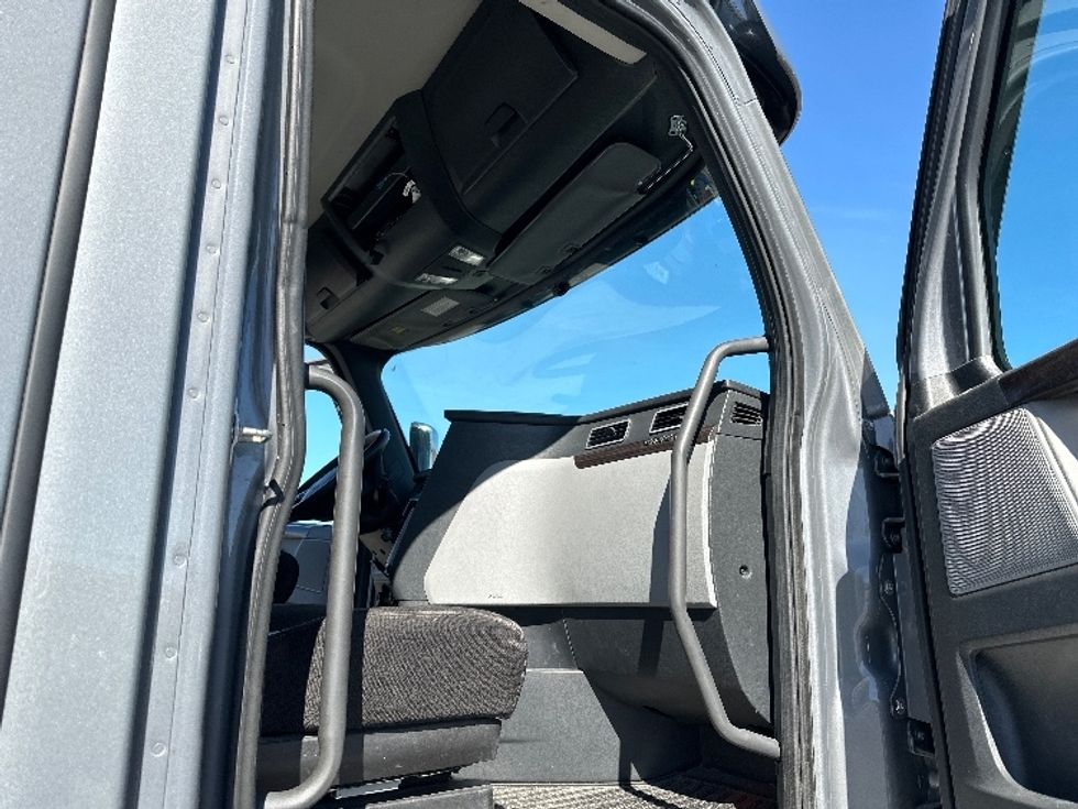 Day Cab Tractor-Heavy Duty Tractors-Freightliner-2022-T12664ST-Londonderry-NH-234,221\n\t\tmiles-$ 88,250 - Image 12