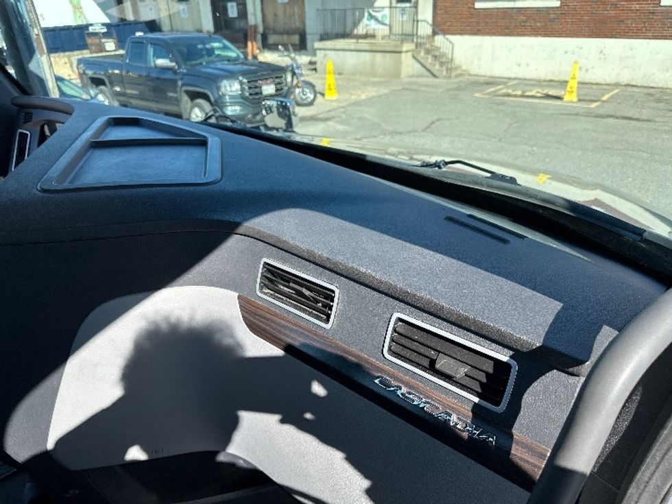 Day Cab Tractor-Heavy Duty Tractors-Freightliner-2022-T12664ST-Londonderry-NH-234,221\n\t\tmiles-$ 88,250 - Image 13