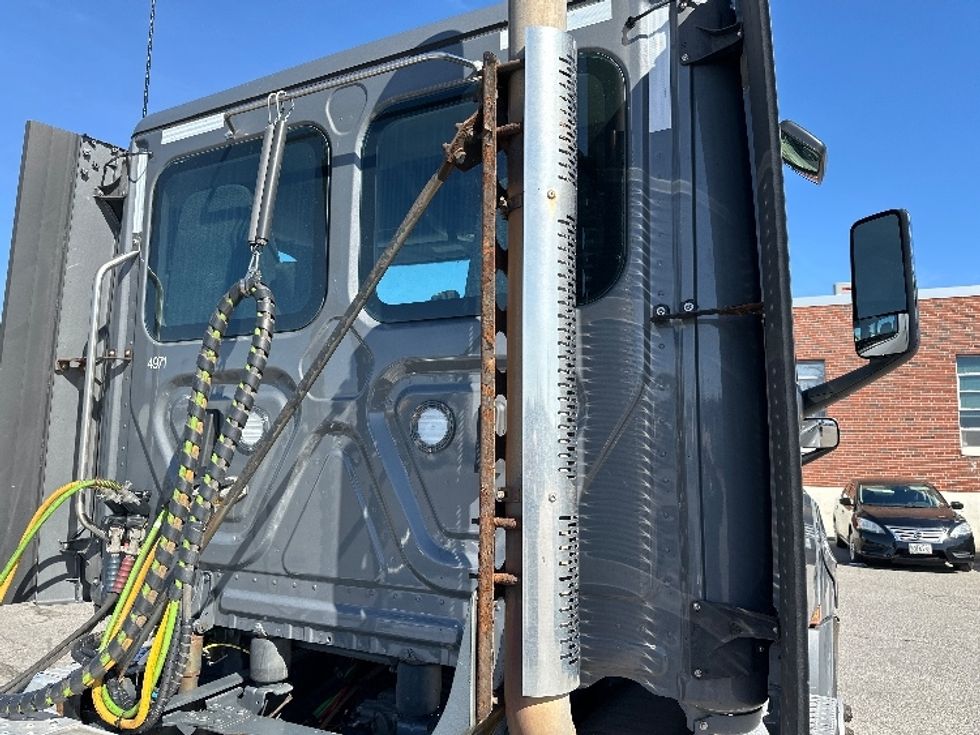 Day Cab Tractor-Heavy Duty Tractors-Freightliner-2022-T12664ST-Londonderry-NH-234,221\n\t\tmiles-$ 88,250 - Image 18