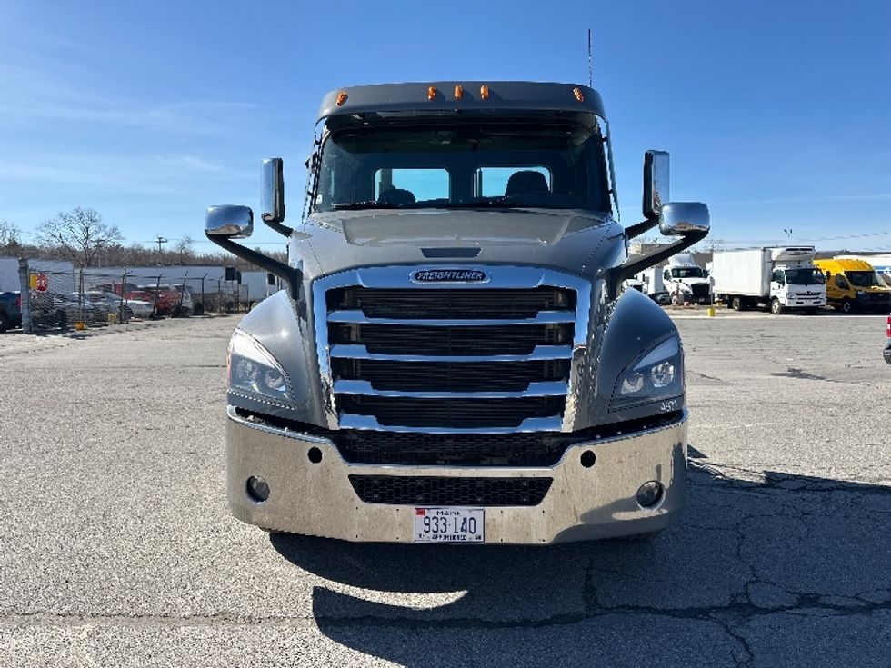 Day Cab Tractor-Heavy Duty Tractors-Freightliner-2022-T12664ST-Londonderry-NH-234,221\n\t\tmiles-$ 88,250 - Image 2