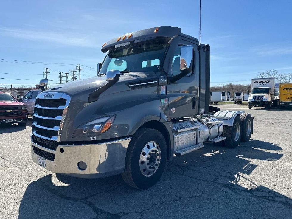 Day Cab Tractor-Heavy Duty Tractors-Freightliner-2022-T12664ST-Londonderry-NH-234,221\n\t\tmiles-$ 88,250 - Image 3