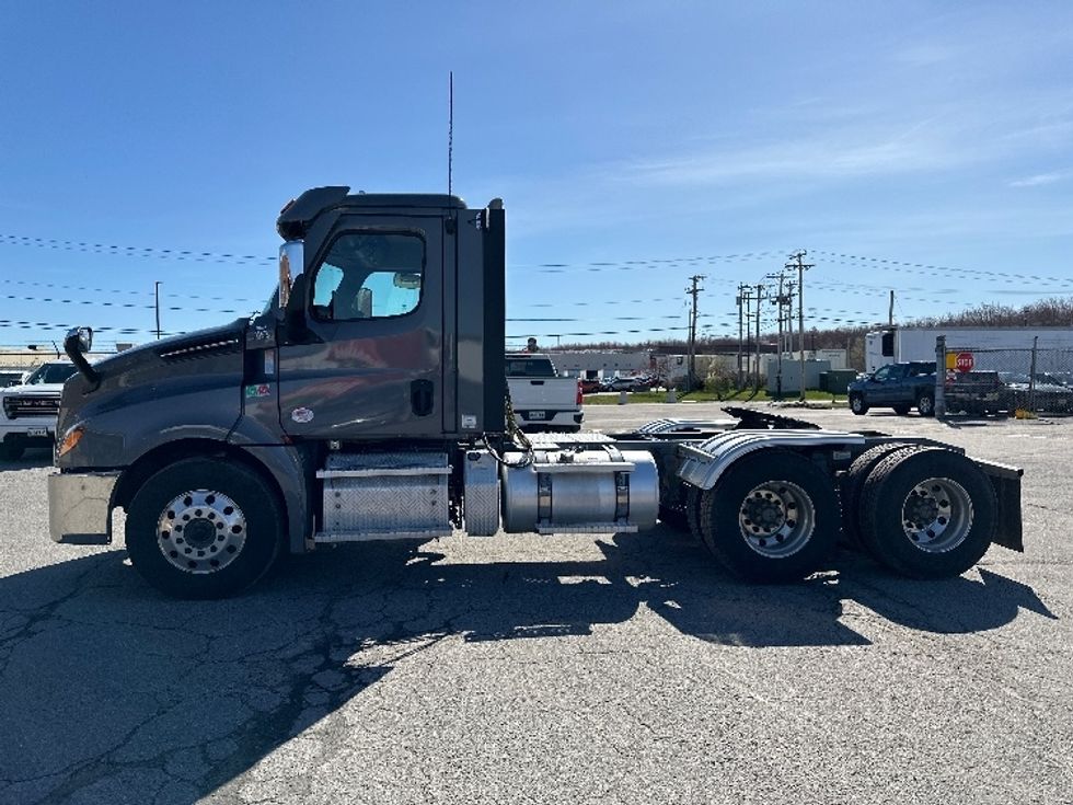Day Cab Tractor-Heavy Duty Tractors-Freightliner-2022-T12664ST-Londonderry-NH-234,221\n\t\tmiles-$ 88,250 - Image 4