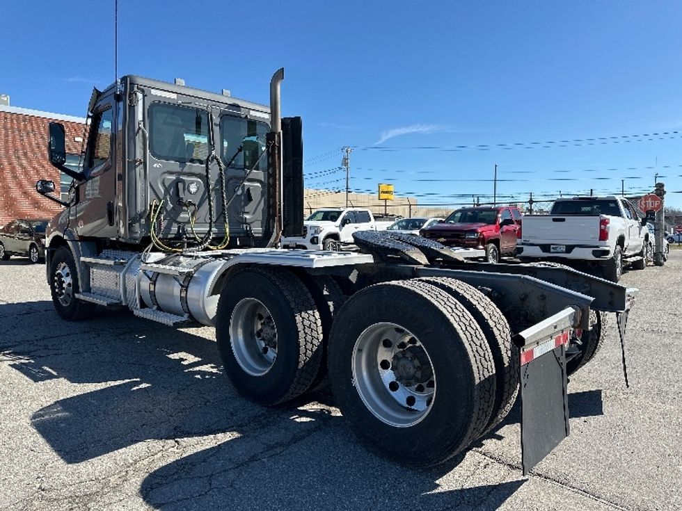 Day Cab Tractor-Heavy Duty Tractors-Freightliner-2022-T12664ST-Londonderry-NH-234,221\n\t\tmiles-$ 88,250 - Image 5