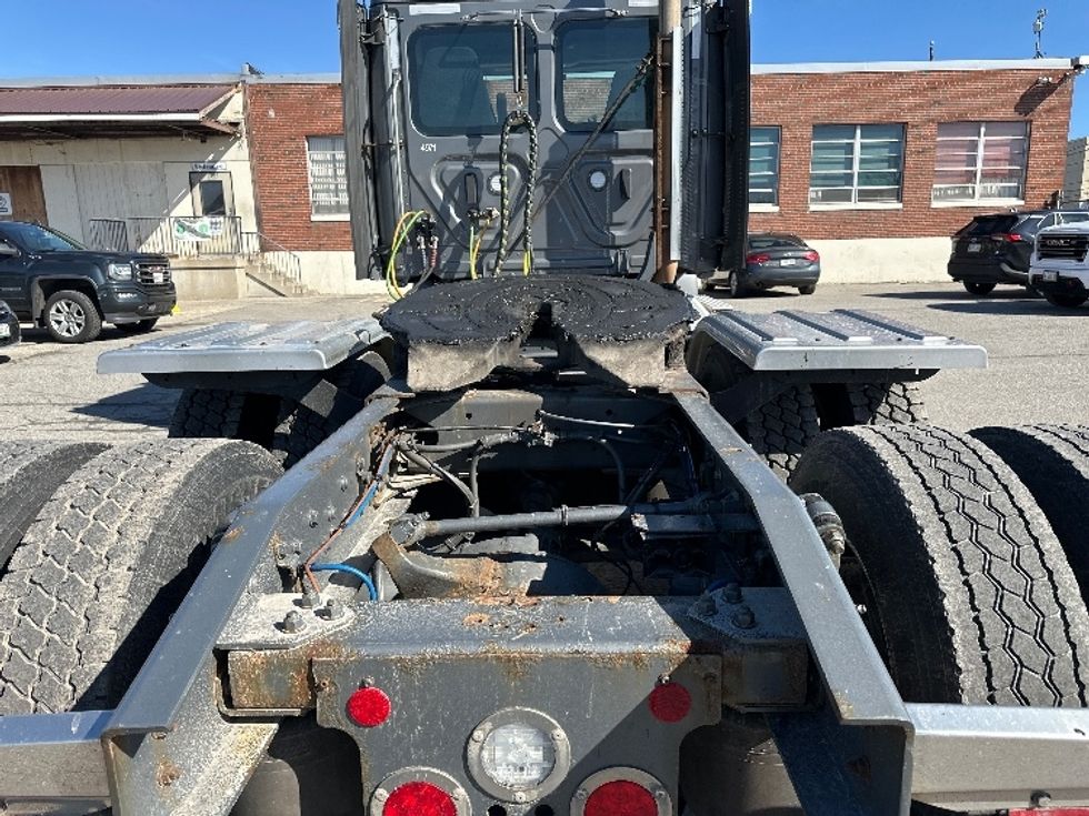 Day Cab Tractor-Heavy Duty Tractors-Freightliner-2022-T12664ST-Londonderry-NH-234,221\n\t\tmiles-$ 88,250 - Image 6