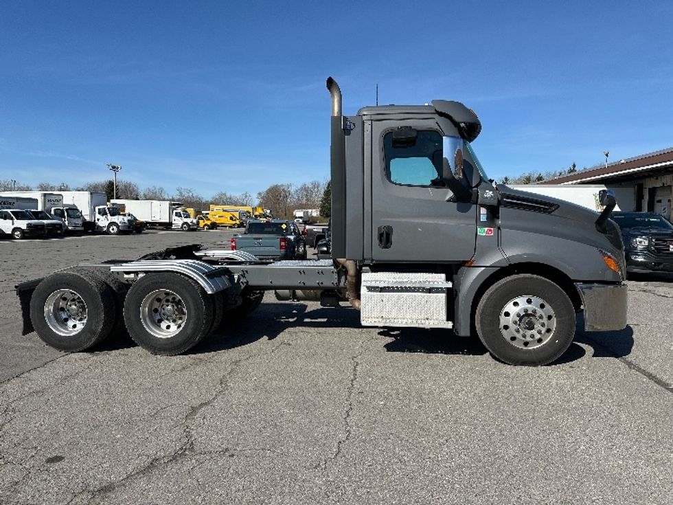 Day Cab Tractor-Heavy Duty Tractors-Freightliner-2022-T12664ST-Londonderry-NH-234,221\n\t\tmiles-$ 88,250 - Image 8