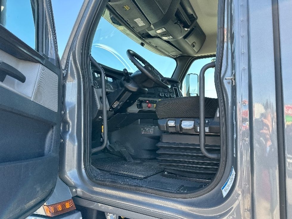 Day Cab Tractor-Heavy Duty Tractors-Freightliner-2022-T12664ST-Londonderry-NH-234,221\n\t\tmiles-$ 88,250 - Image 9
