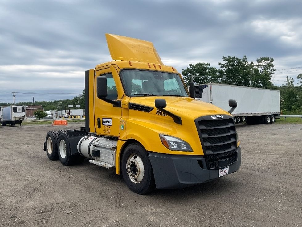 Day Cab Tractor-Heavy Duty Tractors-Freightliner-2022-T12664ST-Londonderry-NH-251,935\n\t\tmiles-$ 68,250 - Image 1