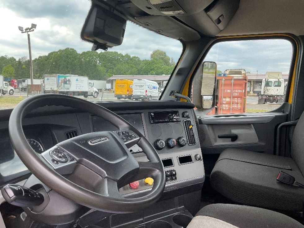 Day Cab Tractor-Heavy Duty Tractors-Freightliner-2022-T12664ST-Londonderry-NH-251,935\n\t\tmiles-$ 68,250 - Image 10