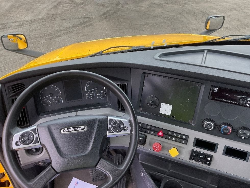 Day Cab Tractor-Heavy Duty Tractors-Freightliner-2022-T12664ST-Londonderry-NH-251,935\n\t\tmiles-$ 68,250 - Image 11