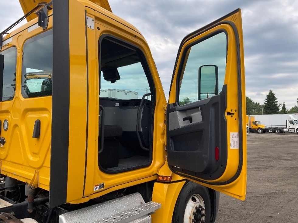 Day Cab Tractor-Heavy Duty Tractors-Freightliner-2022-T12664ST-Londonderry-NH-251,935\n\t\tmiles-$ 68,250 - Image 12