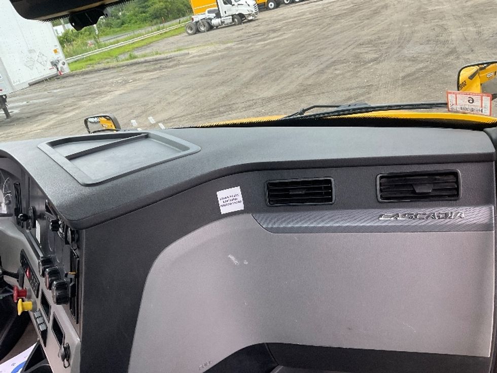 Day Cab Tractor-Heavy Duty Tractors-Freightliner-2022-T12664ST-Londonderry-NH-251,935\n\t\tmiles-$ 68,250 - Image 13
