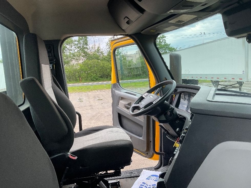 Day Cab Tractor-Heavy Duty Tractors-Freightliner-2022-T12664ST-Londonderry-NH-251,935\n\t\tmiles-$ 68,250 - Image 14