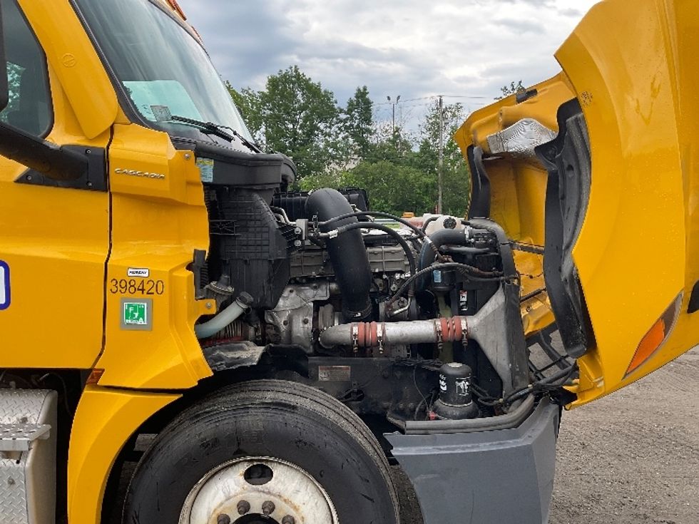 Day Cab Tractor-Heavy Duty Tractors-Freightliner-2022-T12664ST-Londonderry-NH-251,935\n\t\tmiles-$ 68,250 - Image 15