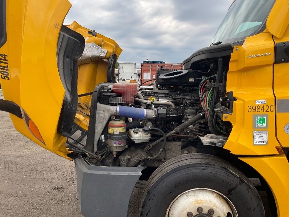 Day Cab Tractor-Heavy Duty Tractors-Freightliner-2022-T12664ST-Londonderry-NH-251,935\n\t\tmiles-$ 68,250 - Image 16