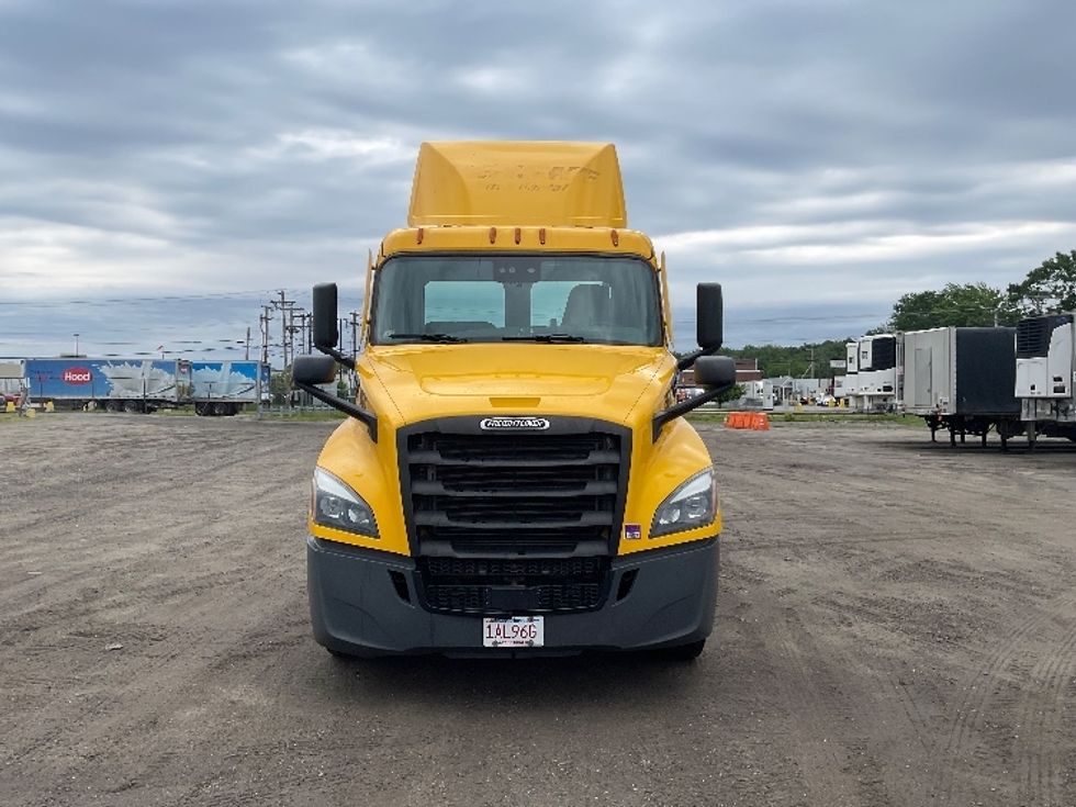 Day Cab Tractor-Heavy Duty Tractors-Freightliner-2022-T12664ST-Londonderry-NH-251,935\n\t\tmiles-$ 68,250 - Image 2
