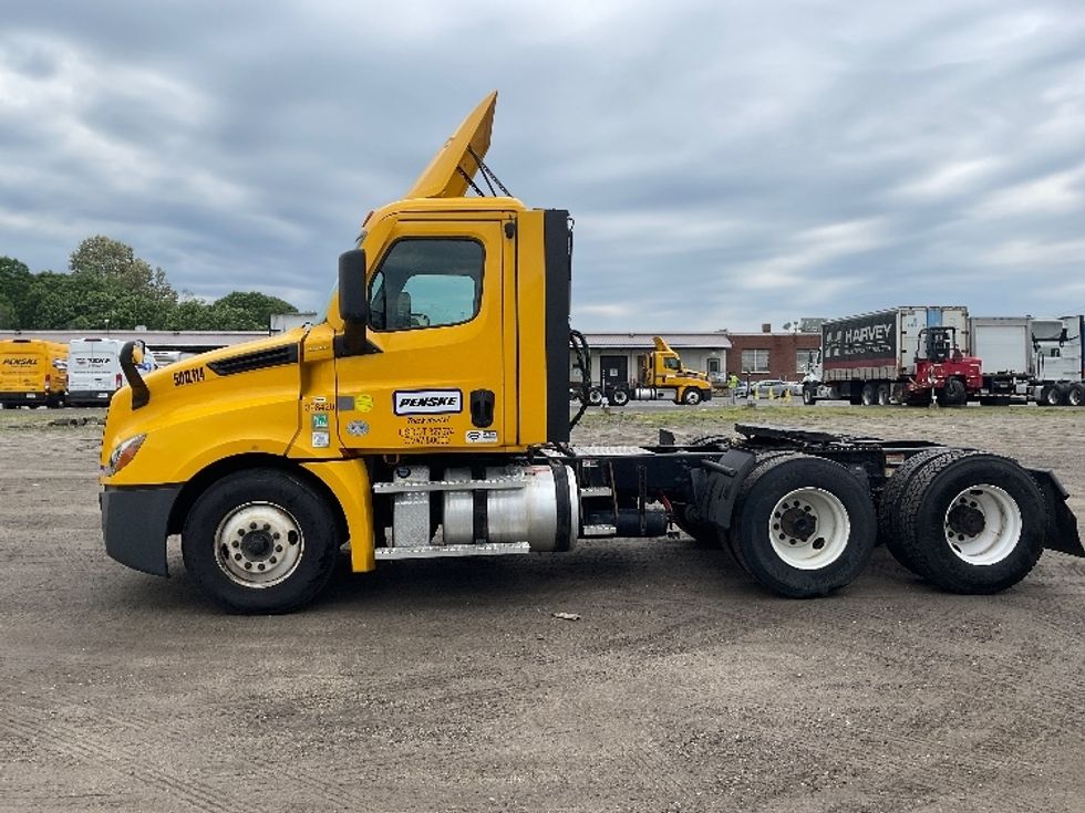 Day Cab Tractor-Heavy Duty Tractors-Freightliner-2022-T12664ST-Londonderry-NH-251,935\n\t\tmiles-$ 68,250 - Image 4