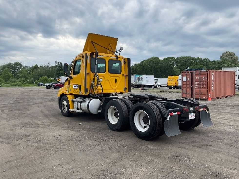 Day Cab Tractor-Heavy Duty Tractors-Freightliner-2022-T12664ST-Londonderry-NH-251,935\n\t\tmiles-$ 68,250 - Image 5