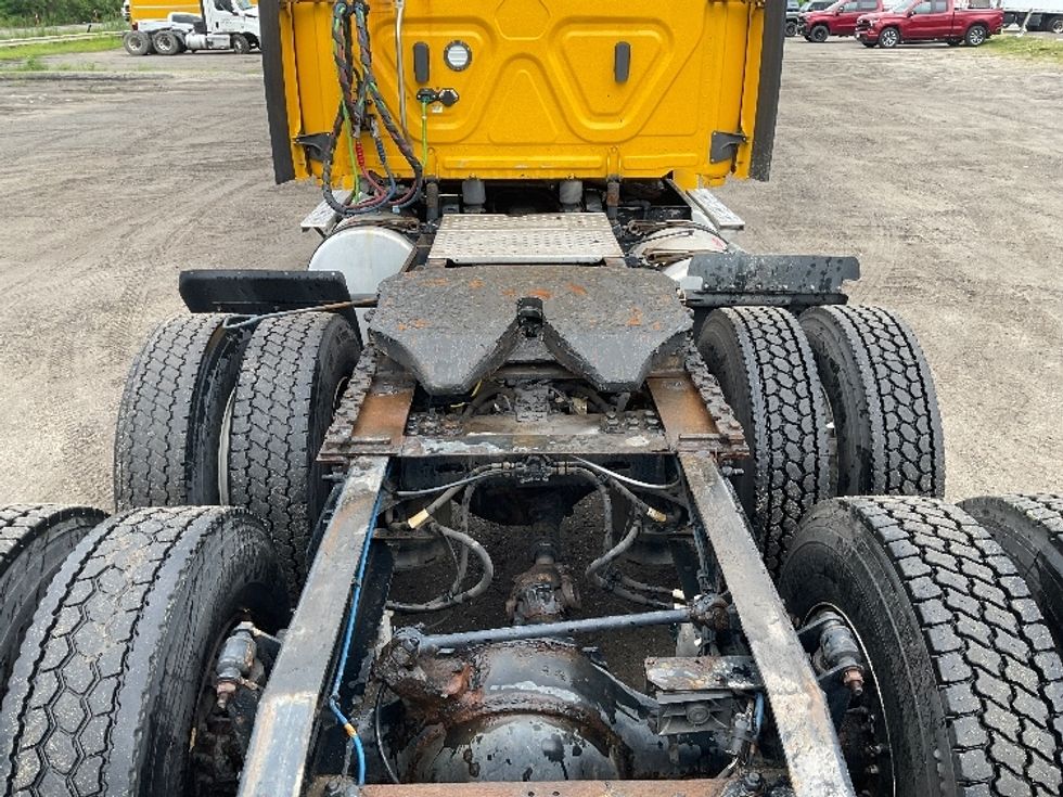 Day Cab Tractor-Heavy Duty Tractors-Freightliner-2022-T12664ST-Londonderry-NH-251,935\n\t\tmiles-$ 68,250 - Image 6