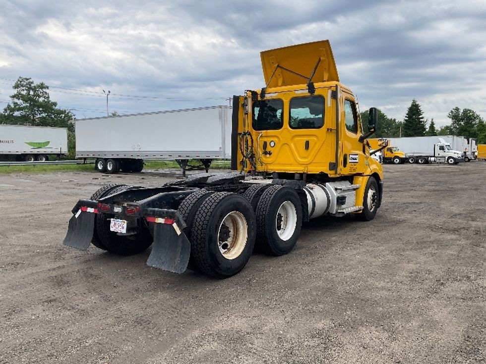 Day Cab Tractor-Heavy Duty Tractors-Freightliner-2022-T12664ST-Londonderry-NH-251,935\n\t\tmiles-$ 68,250 - Image 7