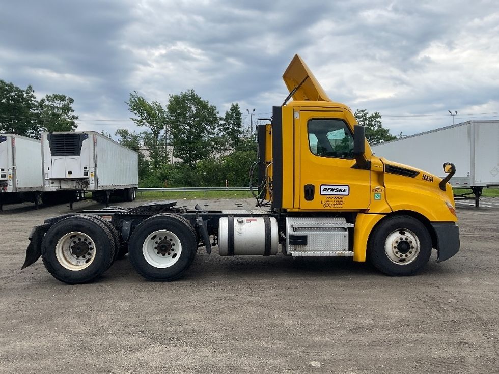 Day Cab Tractor-Heavy Duty Tractors-Freightliner-2022-T12664ST-Londonderry-NH-251,935\n\t\tmiles-$ 68,250 - Image 8