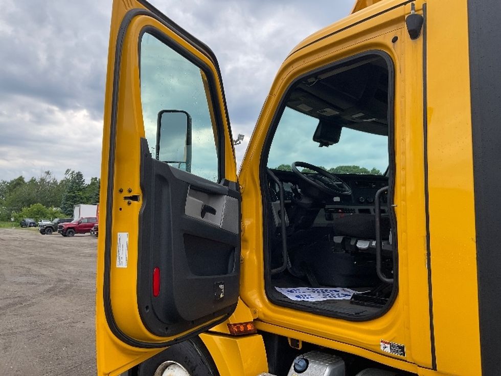 Day Cab Tractor-Heavy Duty Tractors-Freightliner-2022-T12664ST-Londonderry-NH-251,935\n\t\tmiles-$ 68,250 - Image 9