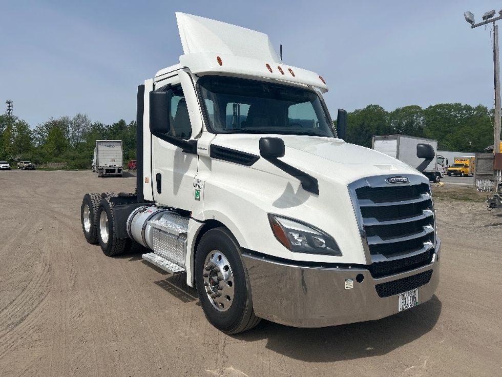 Day Cab Tractor-Heavy Duty Tractors-Freightliner-2022-T12664ST-Londonderry-NH-263,499\n\t\tmiles-$ 72,750 - Image 1