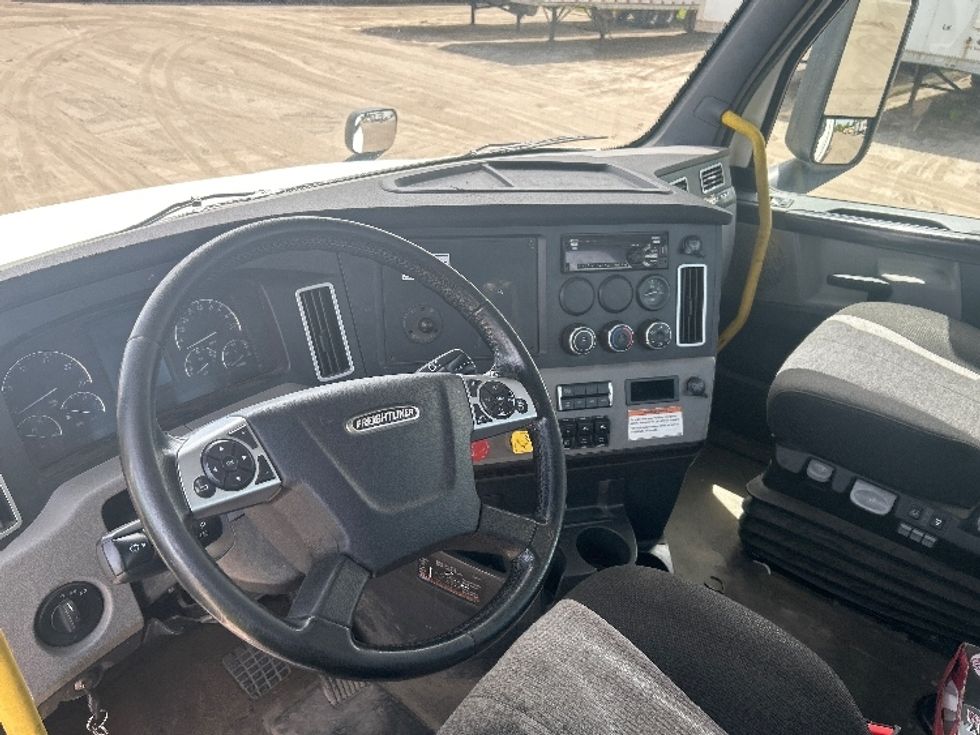 Day Cab Tractor-Heavy Duty Tractors-Freightliner-2022-T12664ST-Londonderry-NH-263,499\n\t\tmiles-$ 72,750 - Image 10