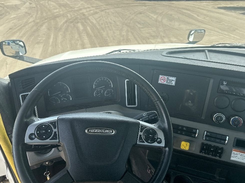 Day Cab Tractor-Heavy Duty Tractors-Freightliner-2022-T12664ST-Londonderry-NH-263,499\n\t\tmiles-$ 72,750 - Image 11