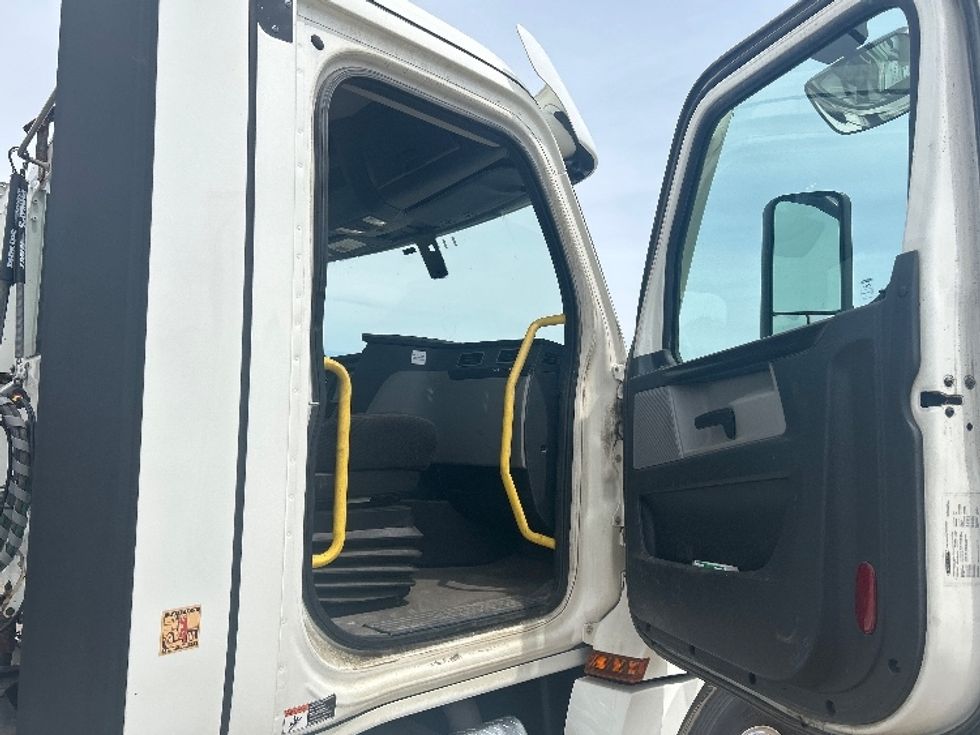 Day Cab Tractor-Heavy Duty Tractors-Freightliner-2022-T12664ST-Londonderry-NH-263,499\n\t\tmiles-$ 72,750 - Image 12