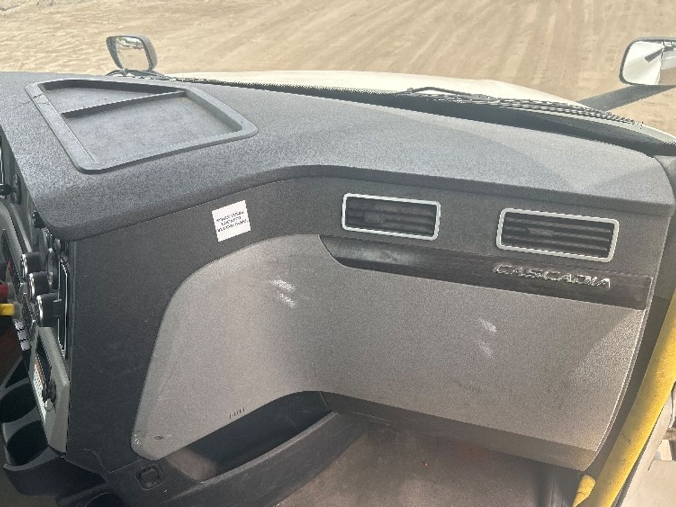 Day Cab Tractor-Heavy Duty Tractors-Freightliner-2022-T12664ST-Londonderry-NH-263,499\n\t\tmiles-$ 72,750 - Image 13