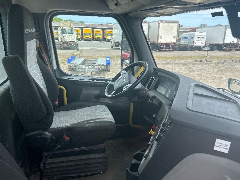 Day Cab Tractor-Heavy Duty Tractors-Freightliner-2022-T12664ST-Londonderry-NH-263,499\n\t\tmiles-$ 72,750 - Image 14