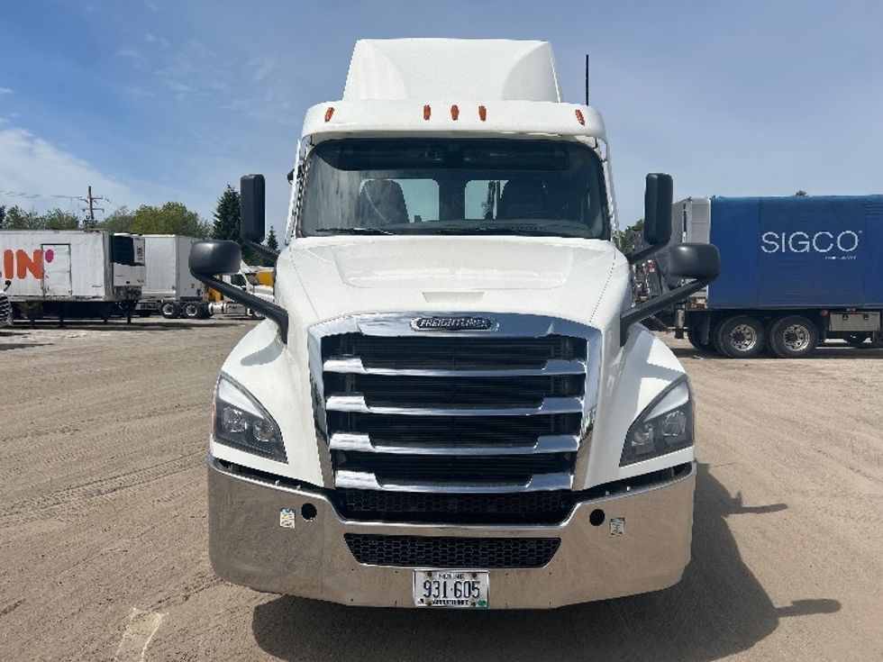 Day Cab Tractor-Heavy Duty Tractors-Freightliner-2022-T12664ST-Londonderry-NH-263,499\n\t\tmiles-$ 72,750 - Image 2