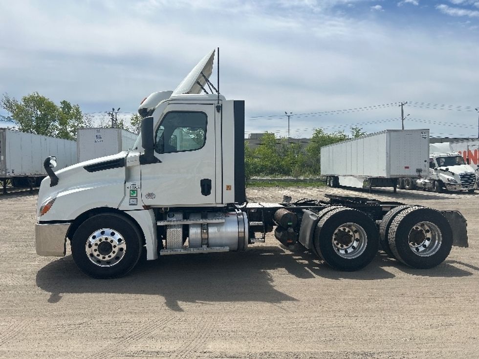 Day Cab Tractor-Heavy Duty Tractors-Freightliner-2022-T12664ST-Londonderry-NH-263,499\n\t\tmiles-$ 72,750 - Image 4