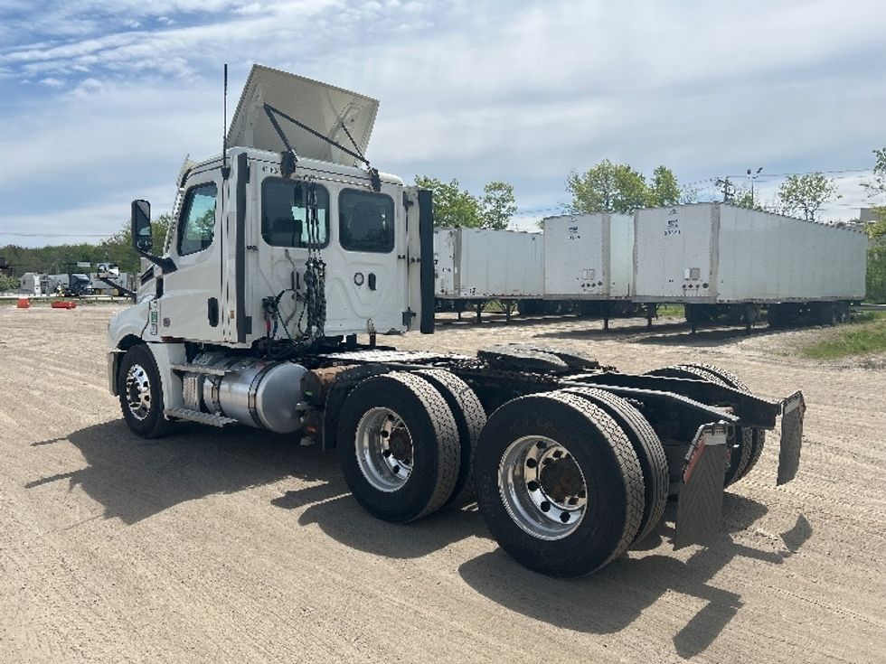 Day Cab Tractor-Heavy Duty Tractors-Freightliner-2022-T12664ST-Londonderry-NH-263,499\n\t\tmiles-$ 72,750 - Image 5