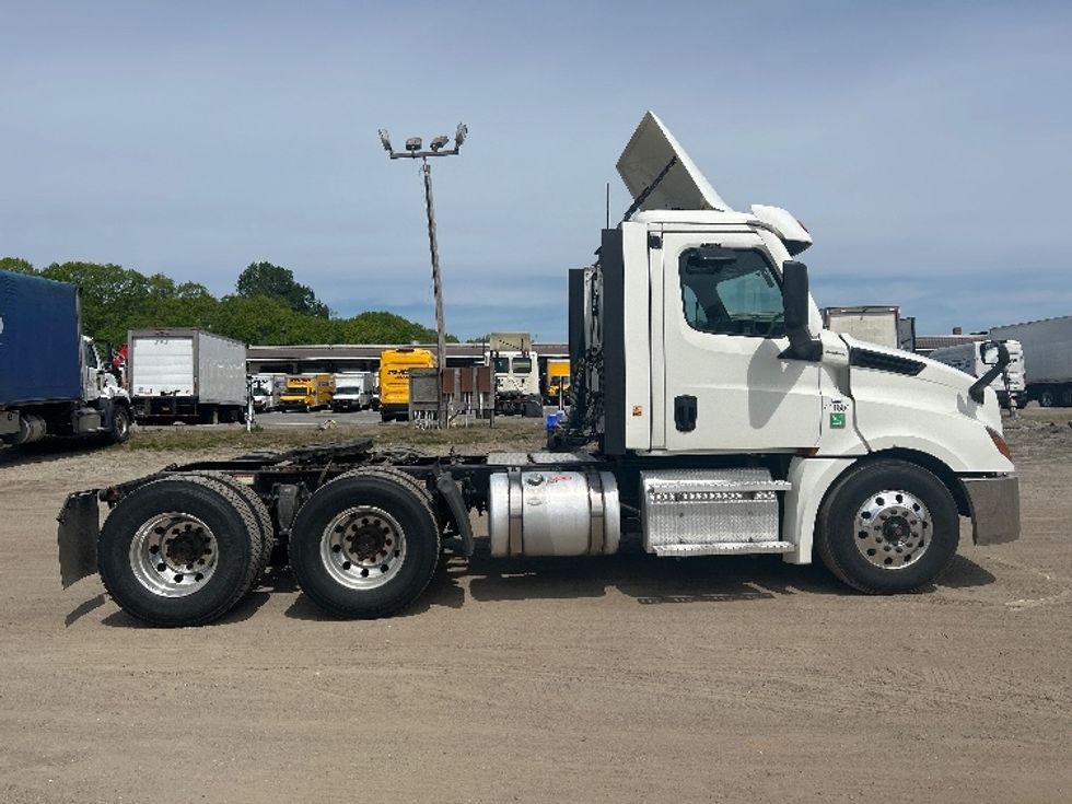 Day Cab Tractor-Heavy Duty Tractors-Freightliner-2022-T12664ST-Londonderry-NH-263,499\n\t\tmiles-$ 72,750 - Image 8