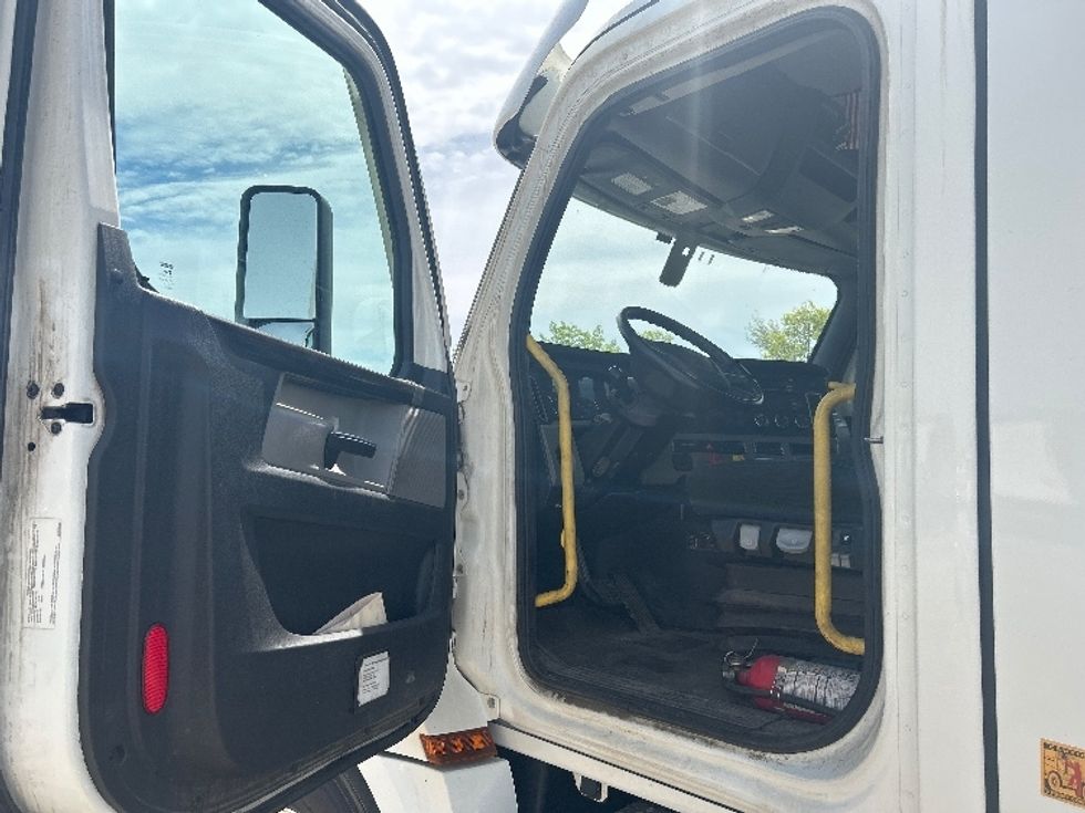 Day Cab Tractor-Heavy Duty Tractors-Freightliner-2022-T12664ST-Londonderry-NH-263,499\n\t\tmiles-$ 72,750 - Image 9