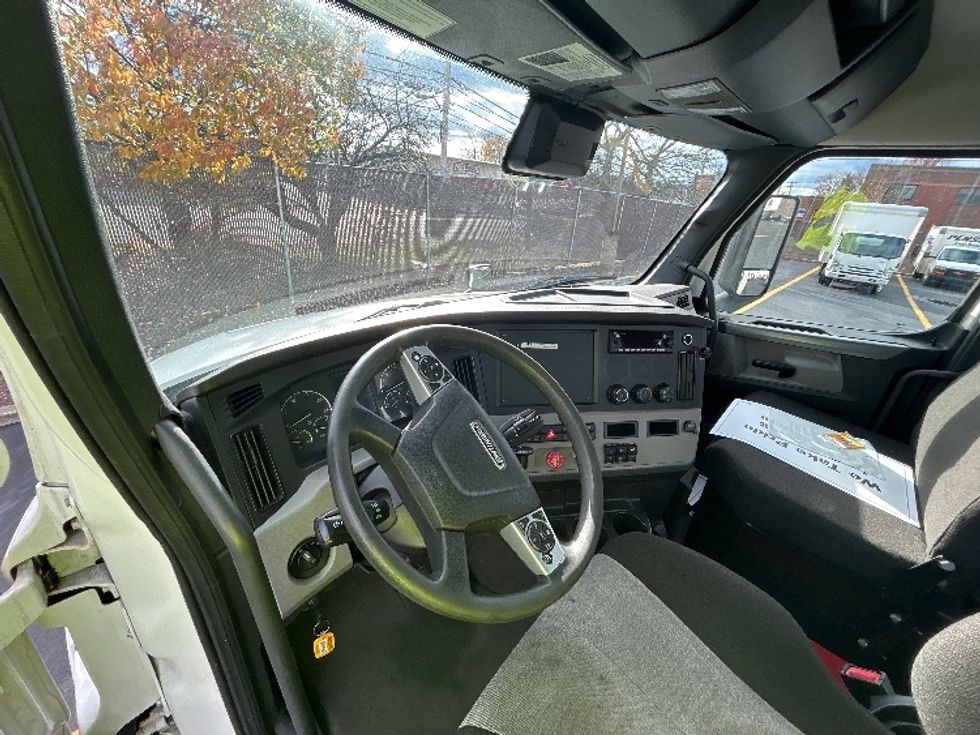 Day Cab Tractor-Heavy Duty Tractors-Freightliner-2022-T12664ST-Londonderry-NH-513,472\n\t\tmiles-$ 46,750 - Image 10