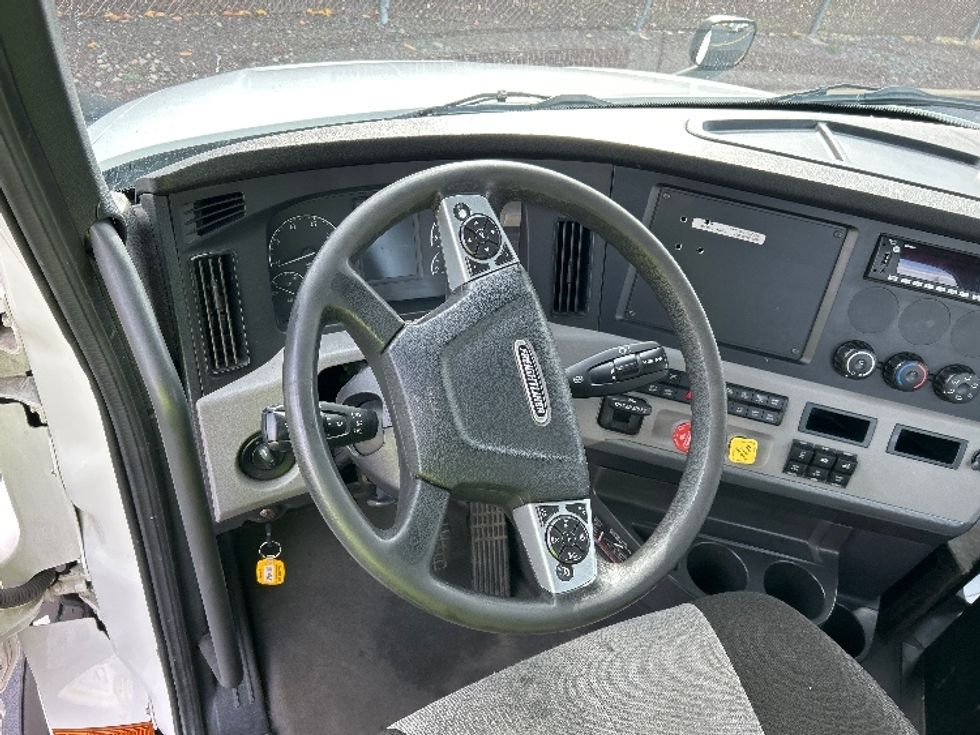 Day Cab Tractor-Heavy Duty Tractors-Freightliner-2022-T12664ST-Londonderry-NH-513,472\n\t\tmiles-$ 46,750 - Image 11