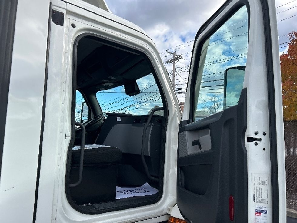 Day Cab Tractor-Heavy Duty Tractors-Freightliner-2022-T12664ST-Londonderry-NH-513,472\n\t\tmiles-$ 46,750 - Image 12