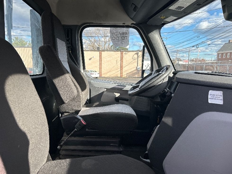 Day Cab Tractor-Heavy Duty Tractors-Freightliner-2022-T12664ST-Londonderry-NH-513,472\n\t\tmiles-$ 46,750 - Image 14