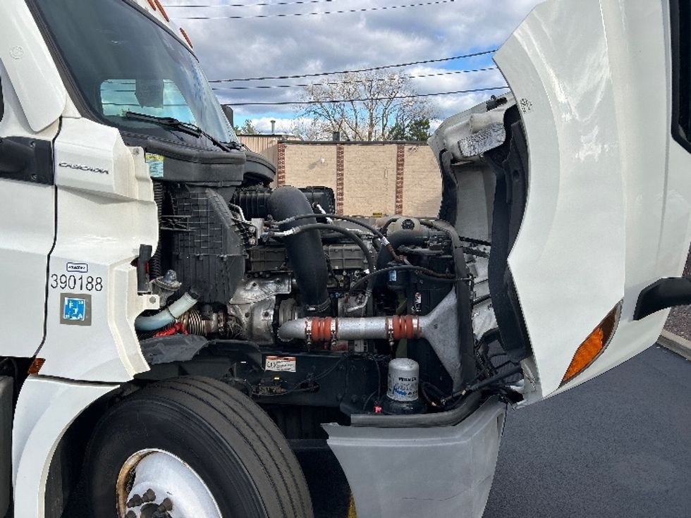 Day Cab Tractor-Heavy Duty Tractors-Freightliner-2022-T12664ST-Londonderry-NH-513,472\n\t\tmiles-$ 46,750 - Image 15