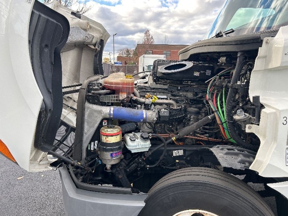 Day Cab Tractor-Heavy Duty Tractors-Freightliner-2022-T12664ST-Londonderry-NH-513,472\n\t\tmiles-$ 46,750 - Image 16