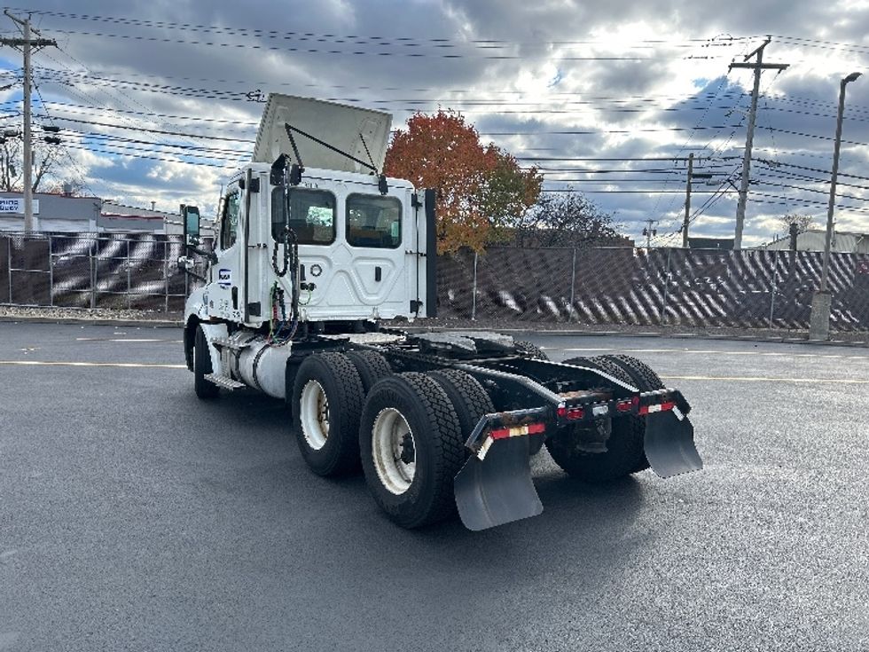 Day Cab Tractor-Heavy Duty Tractors-Freightliner-2022-T12664ST-Londonderry-NH-513,472\n\t\tmiles-$ 46,750 - Image 5