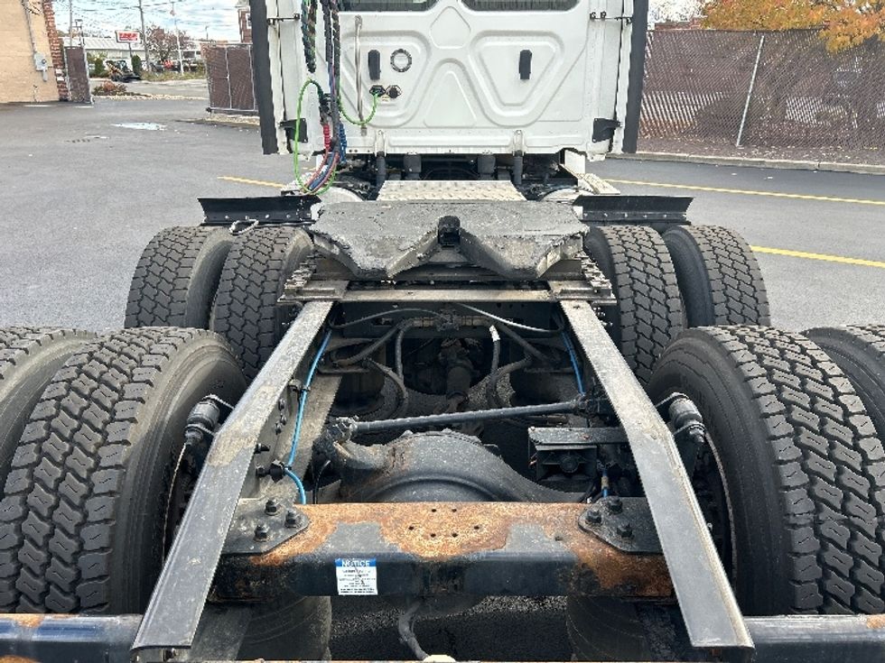 Day Cab Tractor-Heavy Duty Tractors-Freightliner-2022-T12664ST-Londonderry-NH-513,472\n\t\tmiles-$ 46,750 - Image 6