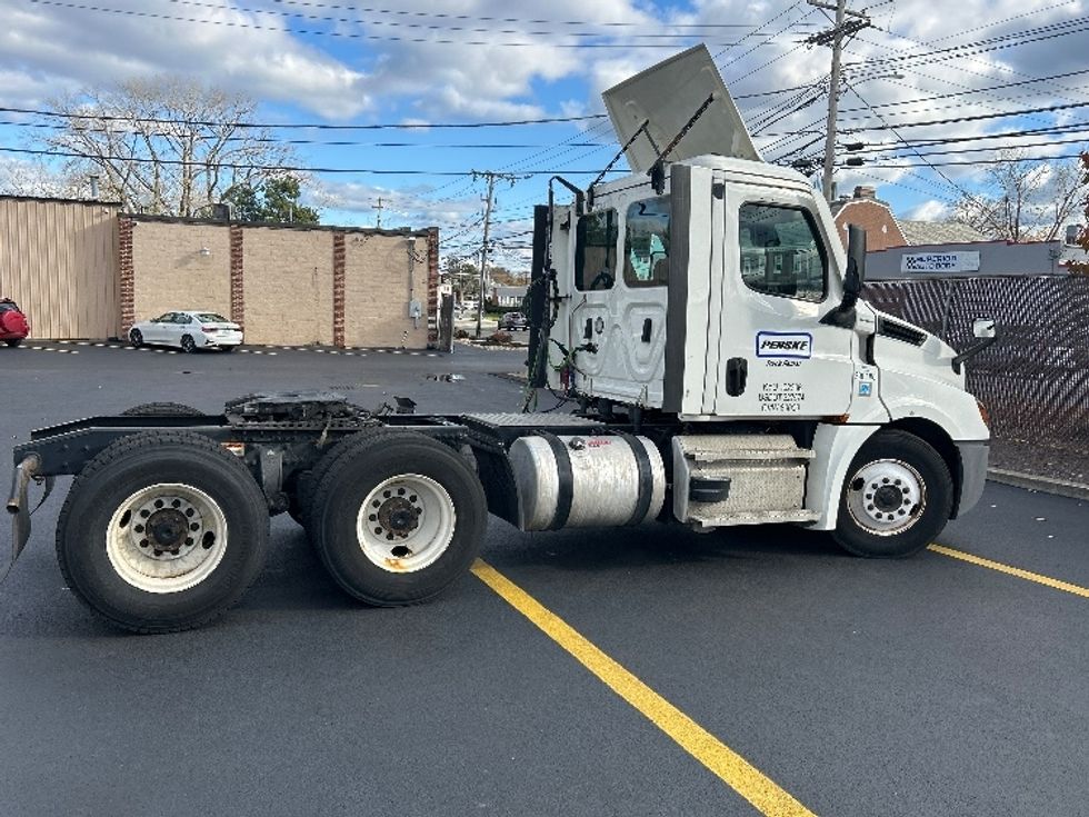 Day Cab Tractor-Heavy Duty Tractors-Freightliner-2022-T12664ST-Londonderry-NH-513,472\n\t\tmiles-$ 46,750 - Image 8