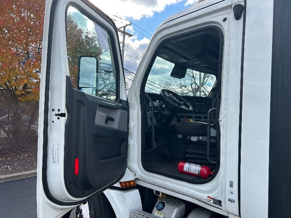 Day Cab Tractor-Heavy Duty Tractors-Freightliner-2022-T12664ST-Londonderry-NH-513,472\n\t\tmiles-$ 46,750 - Image 9