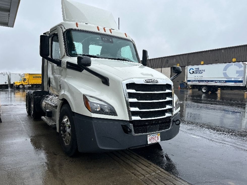 Day Cab Tractor-Heavy Duty Tractors-Freightliner-2022-T12664ST-Londonderry-NH-555,119\n\t\tmiles-$ 49,000 - Image 1