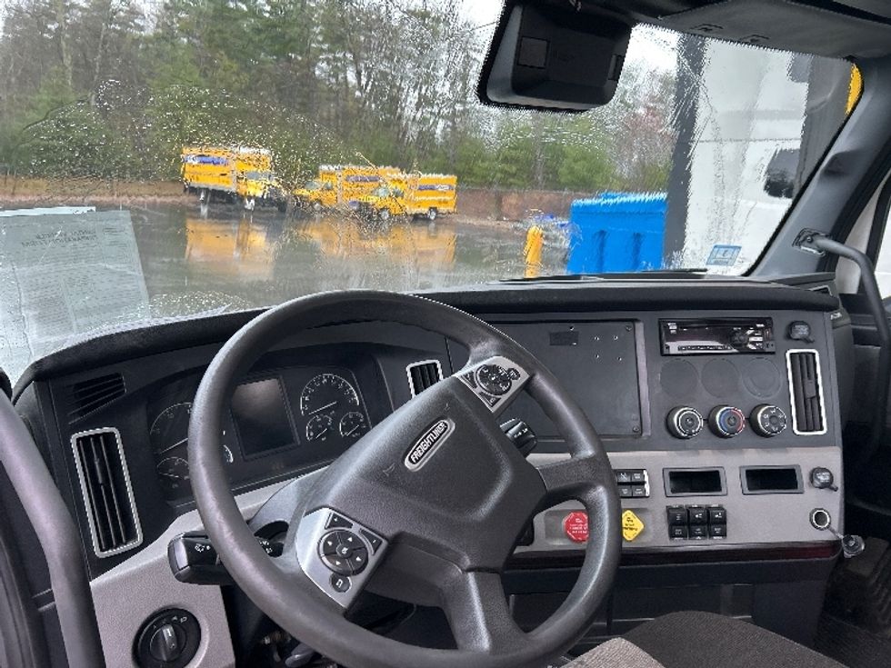 Day Cab Tractor-Heavy Duty Tractors-Freightliner-2022-T12664ST-Londonderry-NH-555,119\n\t\tmiles-$ 49,000 - Image 10