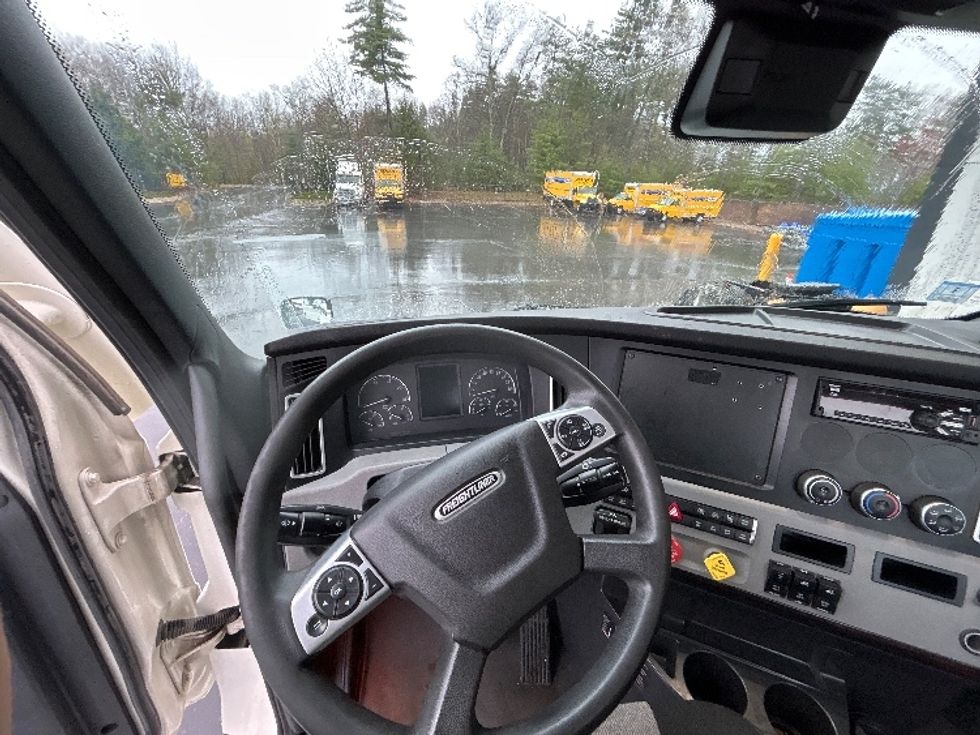 Day Cab Tractor-Heavy Duty Tractors-Freightliner-2022-T12664ST-Londonderry-NH-555,119\n\t\tmiles-$ 49,000 - Image 11